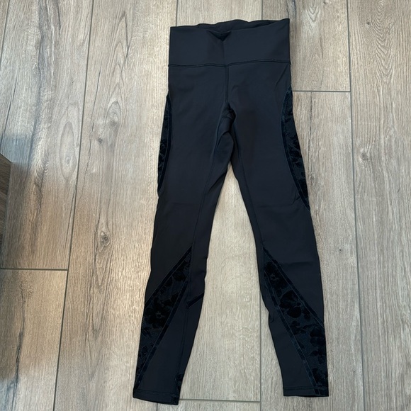 Lululemon Lululemon Wunder Under High-Rise Tight Flocked 28" in Sz 6 - Picture 4 of 16